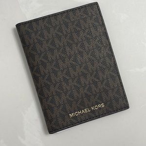 NWOT: Michael Kors Bedford Travel Passport Wallet